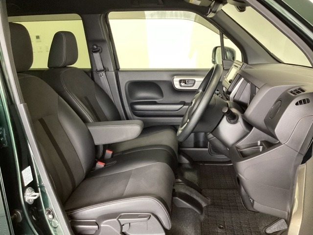 女性でも運転がしやすいように、シートの高さ調整機能（シートリフター）がついています。運転席と助手席の間が空いている為、助手席側への移動がスムーズです。交通量の多い道でも助手席側から乗り降りができます。