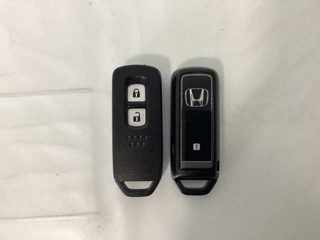 スマートキーを装備しています。鍵を差し込むことなくドアロックの開け閉めと、スタートボタン操作でのエンジンスタートができます。スペアキーも同じものを用意しております。