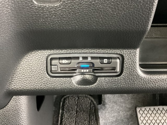ハンドルの左下にETCがついています。高速道路の料金所の通過も楽々です。　カードの取り出しもしやすい場所についています。