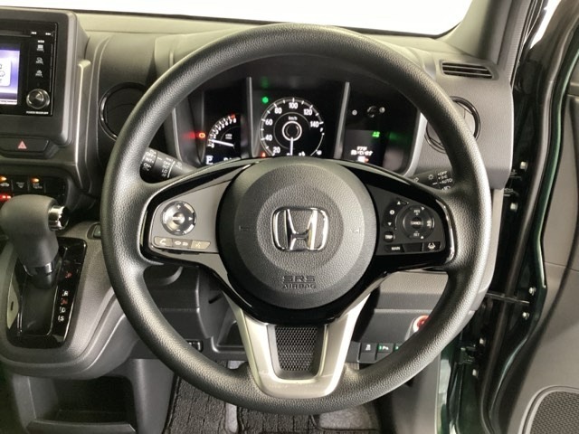 ハンドルにHondaセンシング系のクルーズコントロールやレーンキープアシストなどのスイッチと、オーディオの操作スイッチが装備されています。ハンドルから手を離さず安全に操作できます。