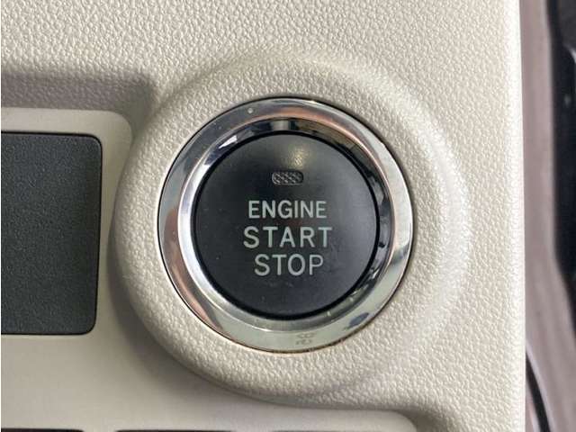 エンジンスタートボタンです。キーが車内にあれば、エンジンの始動・停止はブレーキを踏んでスイッチを押すだけ！キーを取り出す手間を省き、ワンプッシュでエンジンを操作するので簡単でスムーズです。