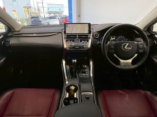 コックピット。車内もキレイで嫌な臭いもありません！ご納車後の臭いが付きにくくなる「空気触媒コーティング」もあります。