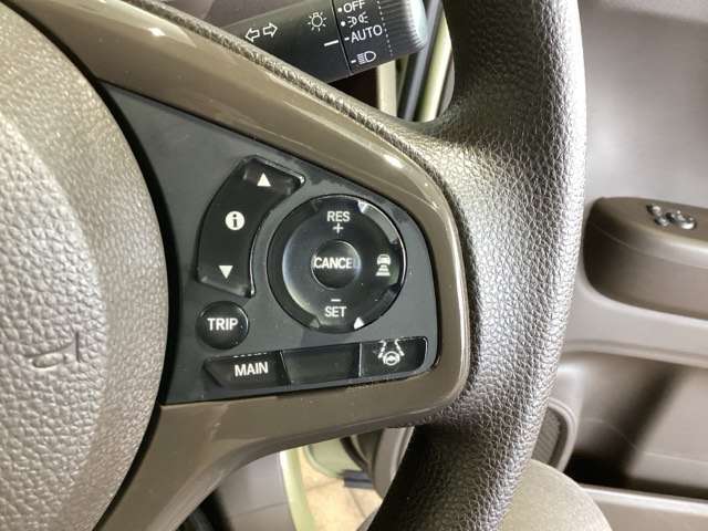 クルーズコントロールを装備しています。高速道路などで一定の速度で走ってくれるので運転が楽ですよ！速度を設定できますので、スピードの出しすぎにも注意できます。