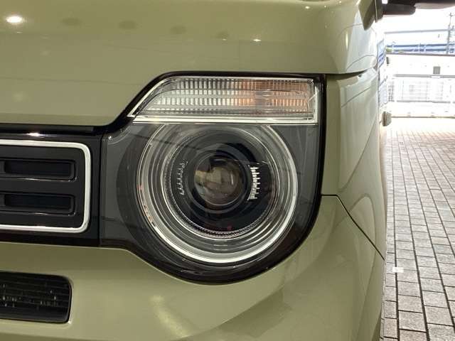 LEDヘッドライトは、点灯の瞬間から最大光量を発揮し、突然暗くなるトンネルなどでの安定感を高めます。