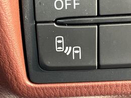 【ブラインドスポットモニタリング】走行中、ドアミラーの死角になりやすい箇所に後続車が接近するとサイドミラー付近に警告を表示、ドライバーに注意喚起をしてくれます。