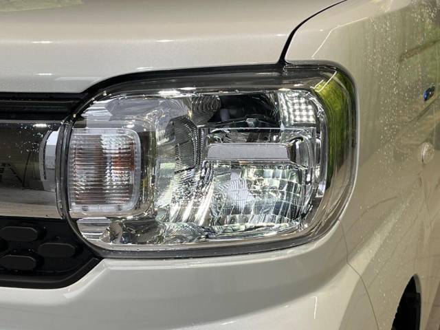 【LEDヘッドライト】悪天候や夜間走行時も良好な視界を確保し安心して運転できる高輝度LEDヘッドライトを装備！点灯速度が早く、消費電力も抑えられています。