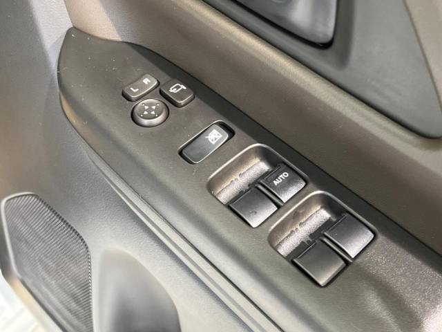 【電動格納ミラー】サイドミラーは電動格納式となっており、狭い駐車場でもキズがつくリスクを抑えられます。