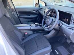 運転しやすい最適な姿勢に調整することができるシートシフター付き。リラックスして運転できます。