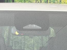 【トヨタセーフティセンス】走行中に前方の車両等を認識し、衝突しそうな時は警報とブレーキで衝突回避と被害軽減をアシスト。より安全にドライブをお楽しみいただけます。