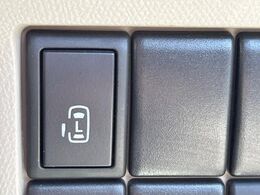 【パワースライドドア】スマートキーや運転席のスイッチでスライドドアの開閉が可能♪電動だから力を入れてドアを開ける必要が無く、小さいお子様でも、重い荷物を持っている時もラクに開け閉めできます♪