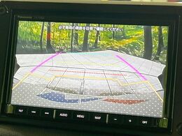 【バックカメラ】駐車時に後方がリアルタイム映像で確認できます。大型商業施設や立体駐車場での駐車時や、夜間のバック時に大活躍！運転スキルに関わらず、今や必須となった装備のひとつです！