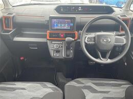 コックピット内の全体像です。運転席・助手席付近の様子を掲載しております♪