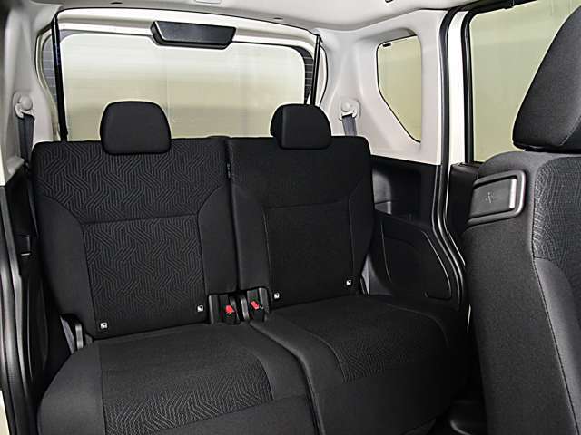 後部座席まわりです。実際に座ってみて乗り心地を体感してみて下さい。