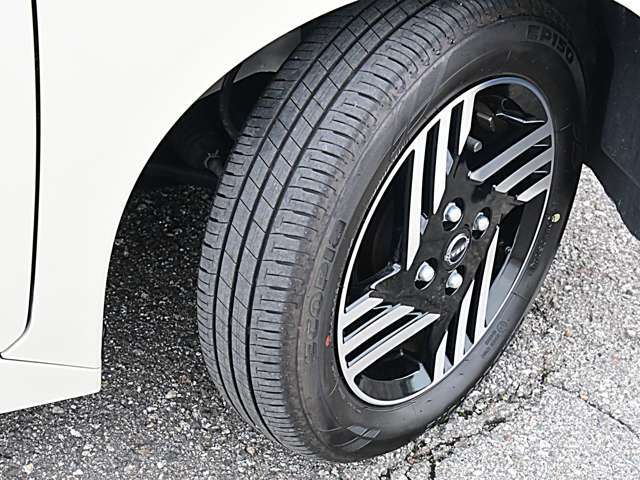 純正アルミホイールです。スチールホイールよりも軽いので燃費も向上します。タイヤの残り溝は御来店時にご確認下さい。