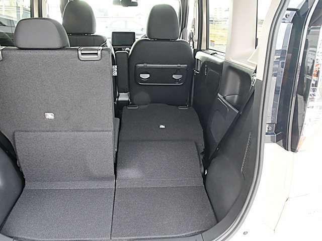 ラゲッジスペースです。リヤシートは可倒式で大きな荷物の搭載にも使えます。