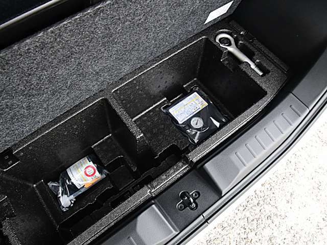 ラゲッジスペースの下にはパンクの応急修理キット、工具等が入っています。
