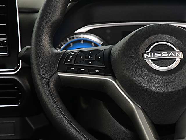 ナビゲーションのメニュー、音量など、ステアリングから手を離さずに操作できます。