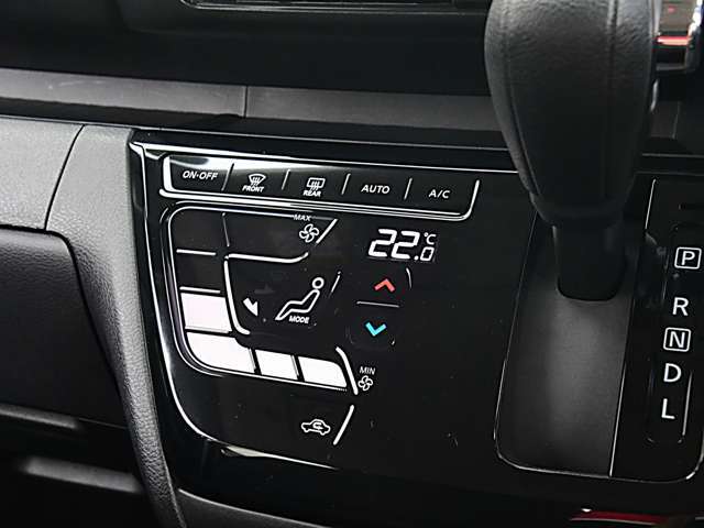 タブレット端末感覚の操作のしやすいタッチパネルを採用したオートエアコンが付いています。