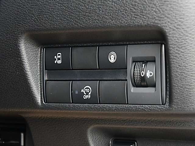 運転席の右側にはアイドリングストップ、ハンズフリーオートスライドドア等のスイッチがあります。