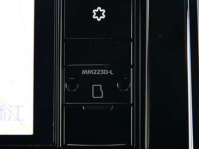 日産純正ナビゲーション9インチの大画面MM223D-Lが付いています。