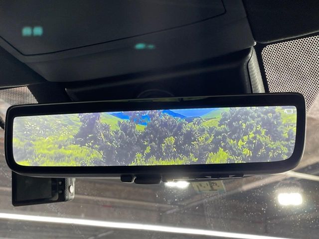 【デジタルインナーミラー】後席の大きな荷物や同乗者で後方が確認しづらい時でも安心！カメラが撮影した車両後方の映像をルームミラー内に表示。クリアな視界で状況の確認が可能です！