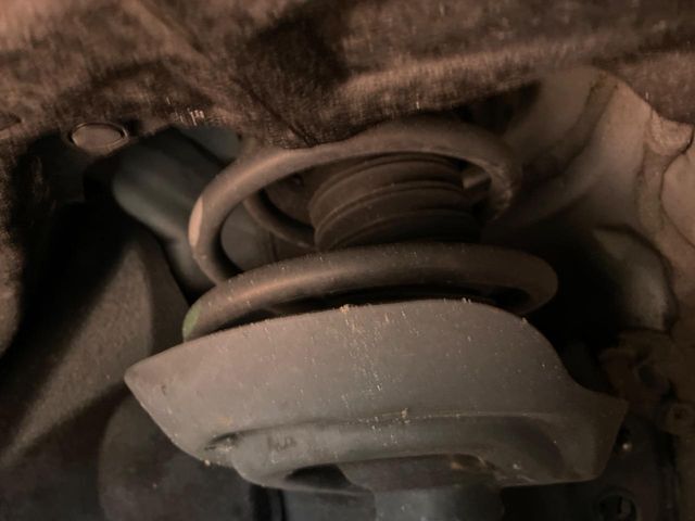 お車を安心してお乗りいただく為には、足回りの定期点検が欠かせません。サービスサポート（有償保証）では無料点検もご提供しており、安心のカーライフをお過ごしいただけるサポート体制が整っています。