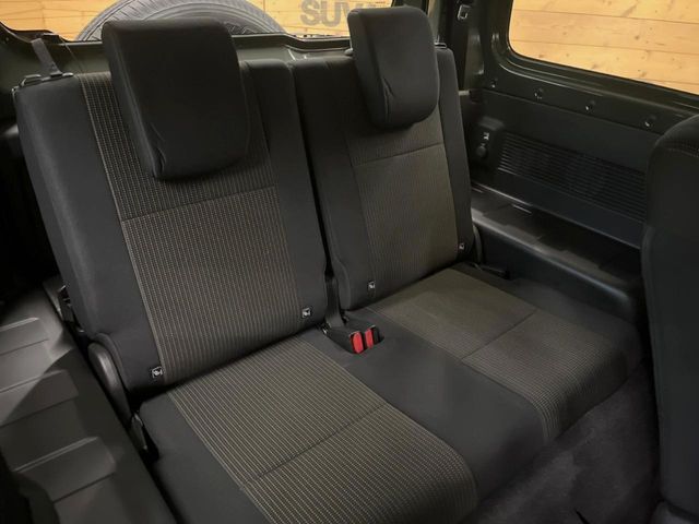 後部座席も気になるようなキズ・汚れやへたり等、大きなダメージはなく、良好な状態です。