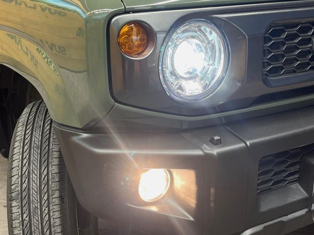 【LEDヘッドライト】悪天候や夜間走行時も良好な視界を確保し安心して運転できる高輝度LEDヘッドライトを装備！点灯速度が早く、消費電力も抑えられています。