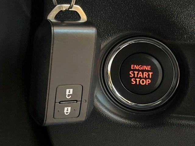 【キーレススタートシステム】カバンやポケットに入れたままでもドアの施錠・解錠が可能なスマートキーを装備。エンジンのオン・オフ時もカギを取り出す必要が無いからとっても便利です♪