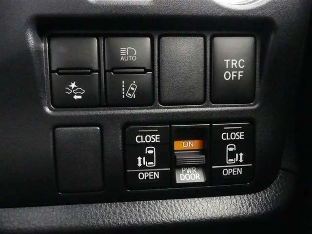 【パワースライドドアスイッチ・各安全装置】様々なシーンで便利に使える両側パワースライドドア！開閉もスイッチ一つOKです。　・　安全装置付きで安全なドライブをサポート。必要に応じてオン/オフ切替できます
