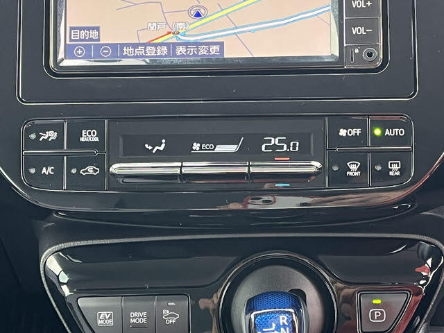 当社の保証は油脂類・消耗品などを除くすべての部品が保証の対象です。修理回数・金額ともに無制限のプレミアム保証と制限付のライト保証をそれぞれ納車から最長8年間ご用意しております。（加入不可のお車もあり）