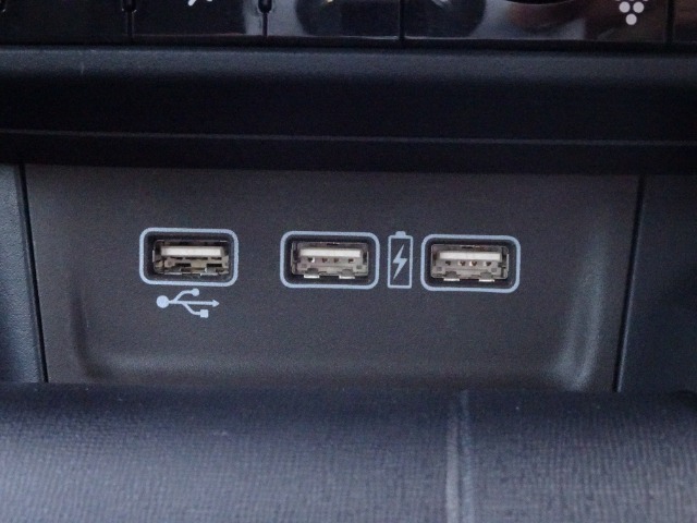 USBによる充電も可能となっております。