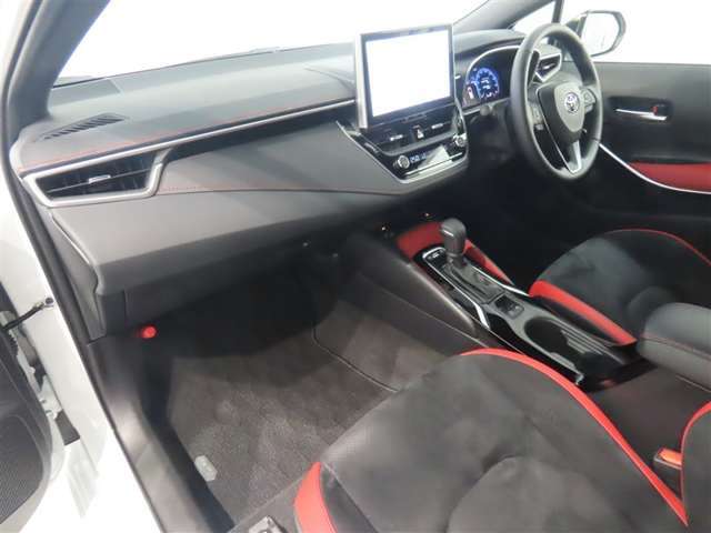 収納も便利で使いやすい。小物や大切な物をやさしく収納。カップホルダーの位置も使いやすいです♪