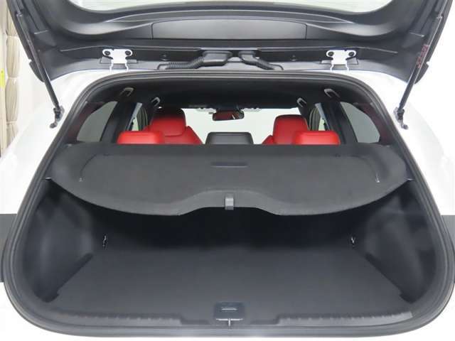 便利な6：4分割可倒式シートです。収納と乗車人数のバランスに優れています♪荷物の大きさに応じたラゲージスペースをフレキシブルに作り出せるので、シーンに応じた使い方ができます♪