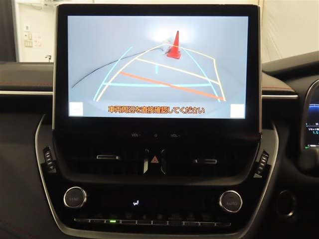 後方の見える安心をお届けするバックガイドモニター付：バックするときのアシストラインもあって楽々バック！車庫入れや縦列駐車をサポートし、苦手な駐車も安心です！今やもう手放せない装備ですネ♪