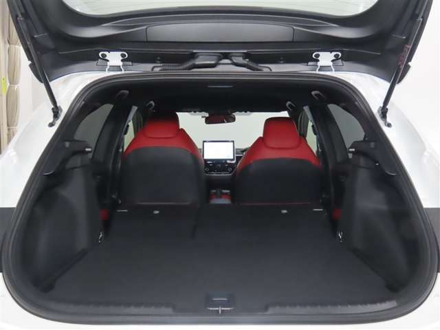 大きな開口幅で荷物を出し入れしやすいのが魅力のラゲージスペースです！リヤシートのシートバックの工夫で、更に積載容量が広くなり、よりたくさんの荷物の収納・長尺の荷物の収納が可能になります♪