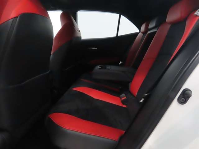 後席は、膝元に十分なスペースを確保！室内も専門のスタッフによる清掃済みでキレイです♪是非一度ご覧ください！