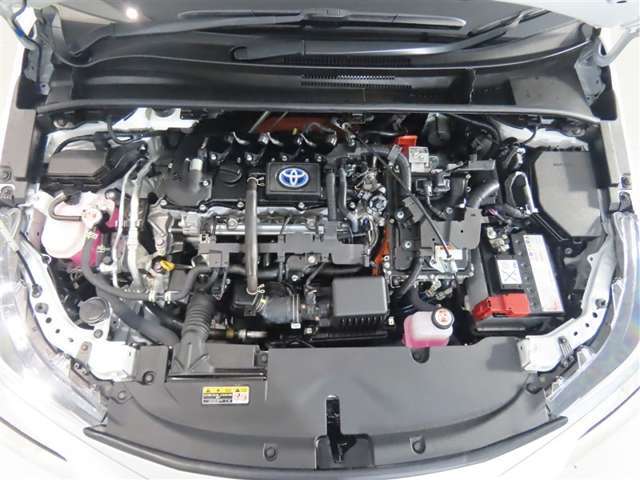 車にとって、とても大切な部分のエンジンルーム。綺麗に清掃済みで安心です。