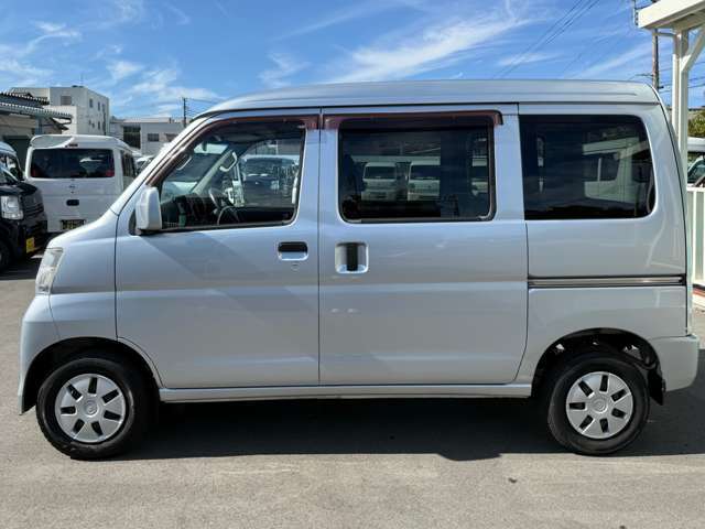 お客様に気持ちよく乗っていただくため、1台ずつルームクリーニングと外装磨きを行っております。