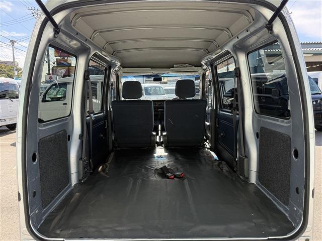 荷室はシートフラットになるので、お仕事の道具などを積むのに便利です！