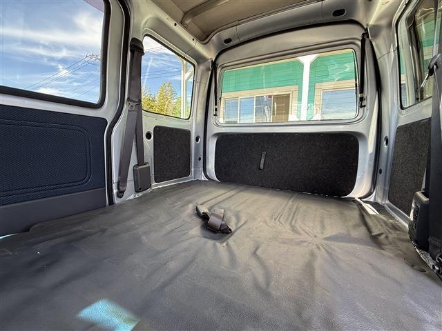 助手席側スライドドアからの荷室の様子です