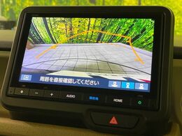 【バックカメラ】駐車時に後方がリアルタイム映像で確認できます。大型商業施設や立体駐車場での駐車時や、夜間のバック時に大活躍！運転スキルに関わらず、今や必須となった装備のひとつです！
