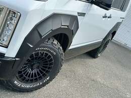 大型で迫力あるオーバーフェンダー・ガーニッシュは凹凸の陰影が立体感を生み出すデザインです！8mmワイドとは思えない存在感！