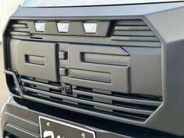 アメリカン・ピックアップを彷彿させる大胆なフロントグリル！