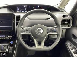 【ステアリング】軽い力で扱いやすいハンドルです。目立つ傷やスレなどなく綺麗な状態です！除菌プランいれていただくとさらに快適に！清潔なお車はお子様にも安心ですね！