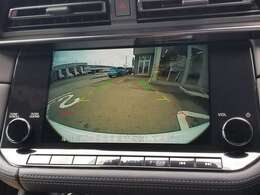【アラウンドビューモニター】上空から見下ろしているかのような映像で駐車をサポート。安心です。