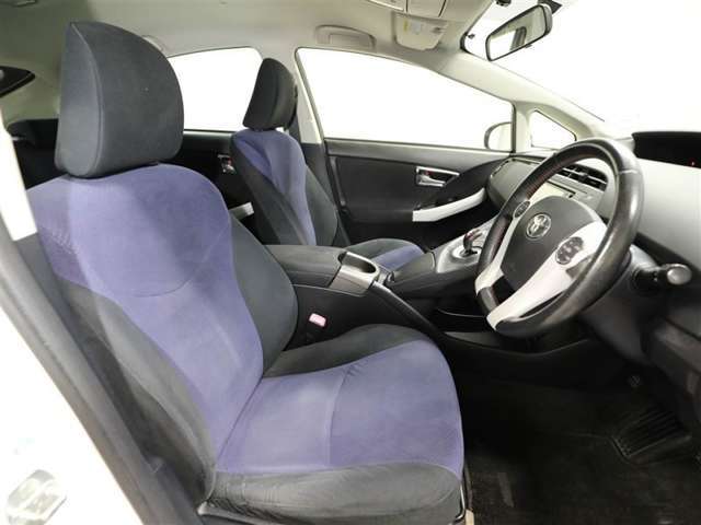 ゆったり室内で運転もしやすいです♪使い勝手の良い配置も考えられています！！