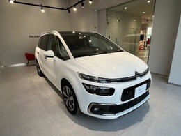 ルーフまで伸びるパノラマミックフロントウインドウ。車内を明るく演出します。