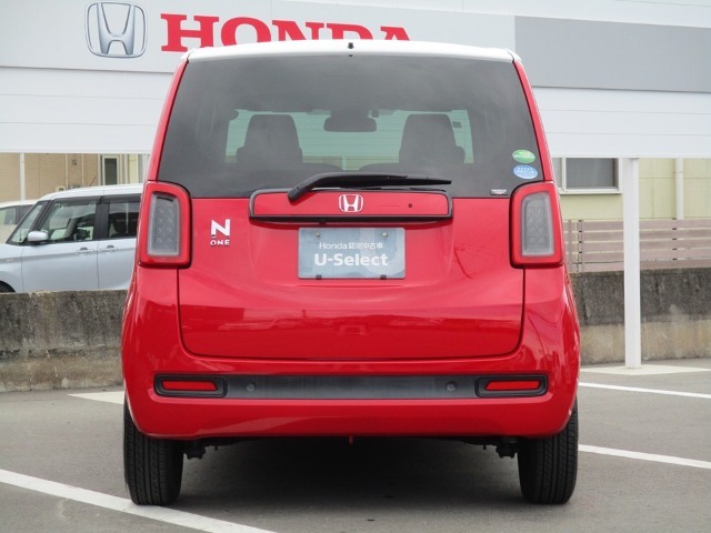 テールゲートのハンドル部分、リアライセンスガーニッシュはボディーと同色のフレームレッド。ブラックで縁取りされています。