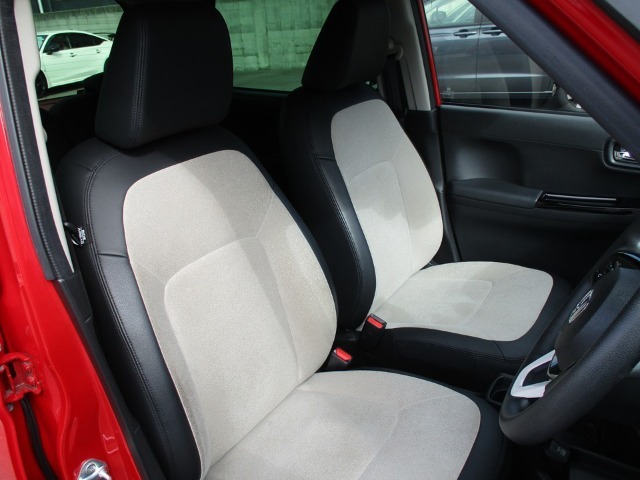 フロントシートの素材は、プライムスムース＆トリコットのコンビシートになっています。